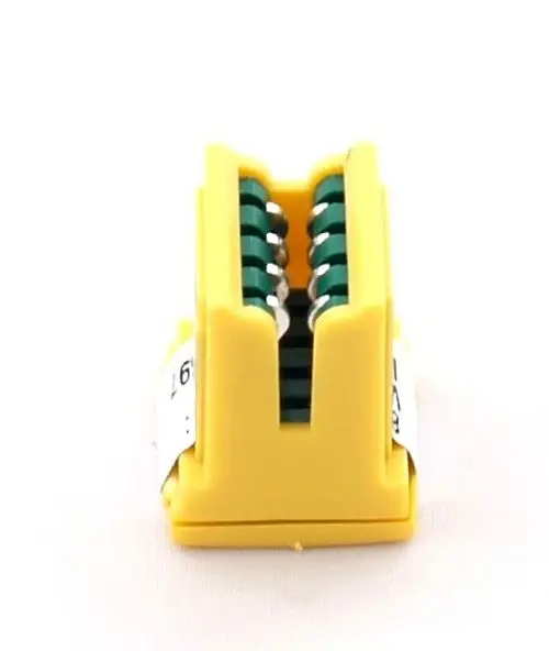 Parameterstecker in gelber Farbe mit grünen Kontakten, gefertigt für Wolf Produkte, ermöglicht die Verbindung zu einer HE-Pumpe ohne Trockenlauf.